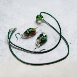 Set  bijuterii realizat manual din rășină epoxidică, compus din pandantiv și cercei.