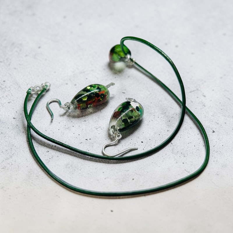 Set  bijuterii realizat manual din rășină epoxidică, compus din pandantiv și cercei.