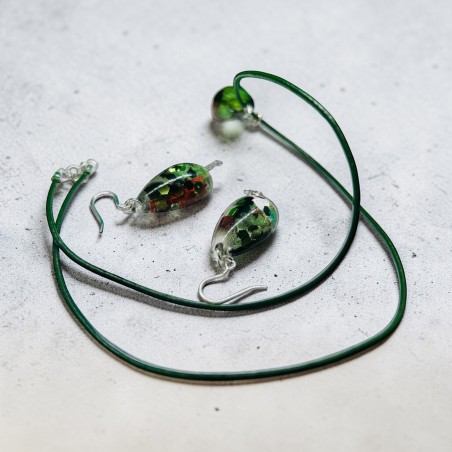 Set  bijuterii realizat manual din rășină epoxidică, compus din pandantiv și cercei.