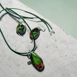 Set  bijuterii realizat manual din rășină epoxidică, compus din pandantiv și cercei.