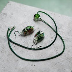 Set  bijuterii realizat manual din rășină epoxidică, compus din pandantiv și cercei.