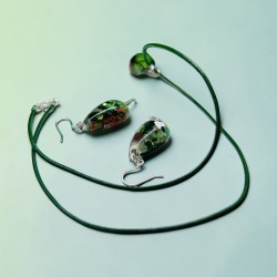 Set  bijuterii realizat manual din rășină epoxidică, compus din pandantiv și cercei.