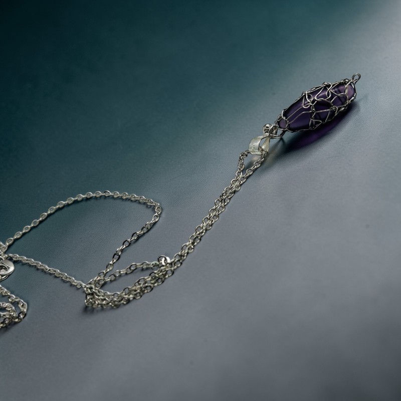 Colier cu pandantiv din piatră semiprețioasă mov, cu lanț de 46 cm.