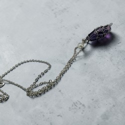 Colier cu pandantiv din piatră semiprețioasă mov, cu lanț de 46 cm.