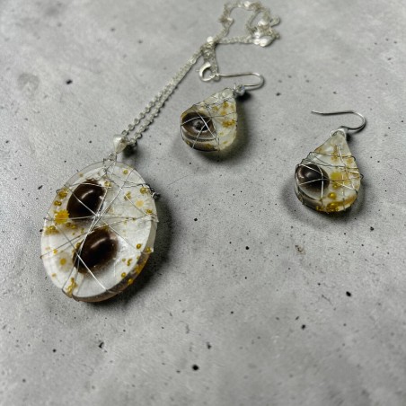 Set bijuterii realizat manual din rășină epoxidică, compus din pandantiv și cercei, cu lanț de 46 cm.