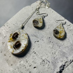 Set bijuterii realizat manual din rășină epoxidică, compus din pandantiv și cercei, cu lanț de 46 cm.