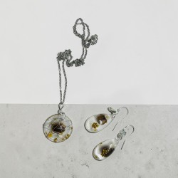 Set bijuterii realizat manual din rășină epoxidică, compus din pandantiv și cercei, cu lanț de 46 cm.