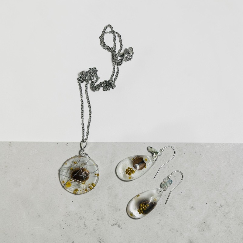 Set bijuterii realizat manual din rășină epoxidică, compus din pandantiv și cercei, cu lanț de 46 cm.