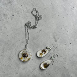 Set bijuterii realizat manual din rășină epoxidică, compus din pandantiv și cercei, cu lanț de 46 cm.
