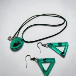 Set bijuterii realizat manual din rășină epoxidică, compus din pandantiv și cercei.