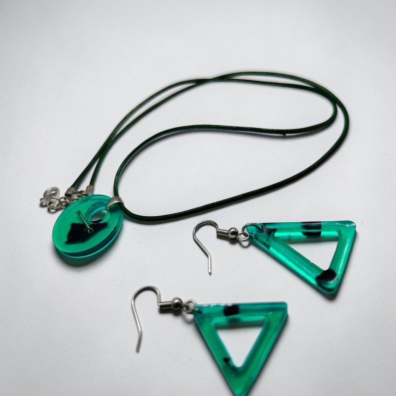 Set bijuterii realizat manual din rășină epoxidică, compus din pandantiv și cercei.