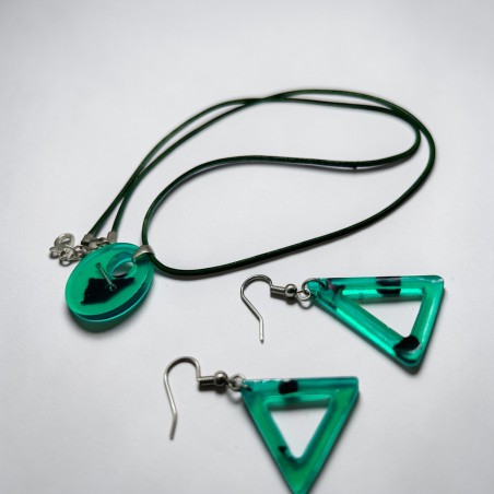 Set bijuterii realizat manual din rășină epoxidică, compus din pandantiv și cercei.