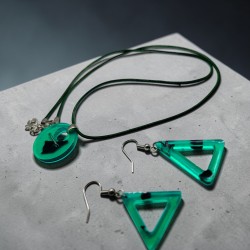 Set bijuterii realizat manual din rășină epoxidică, compus din pandantiv și cercei.