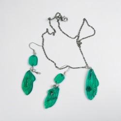 Set bijuterii realizat manual din rășină epoxidică, compus din pandantiv și cercei, cu lanț de 46 cm.