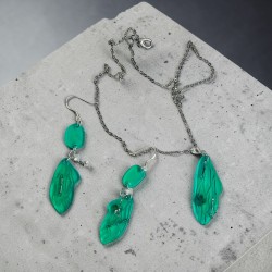 Set bijuterii realizat manual din rășină epoxidică, compus din pandantiv și cercei, cu lanț de 46 cm.