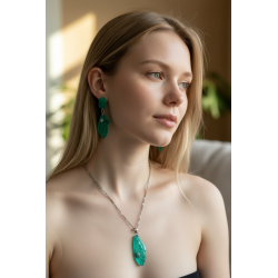 Set bijuterii realizat manual din rășină epoxidică, compus din pandantiv și cercei, cu lanț de 46 cm.