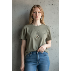 Set bijuterii realizat manual din rășină epoxidică, compus din pandantiv și cercei, cu lanț de 46 cm.