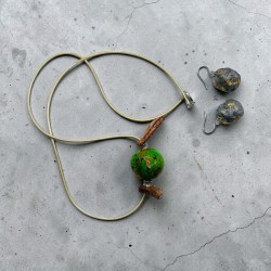 Set bijuterii realizat manual din lut polimeric, compus din pandantiv și cercei.