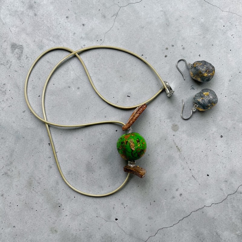 Set bijuterii realizat manual din lut polimeric, compus din pandantiv și cercei.