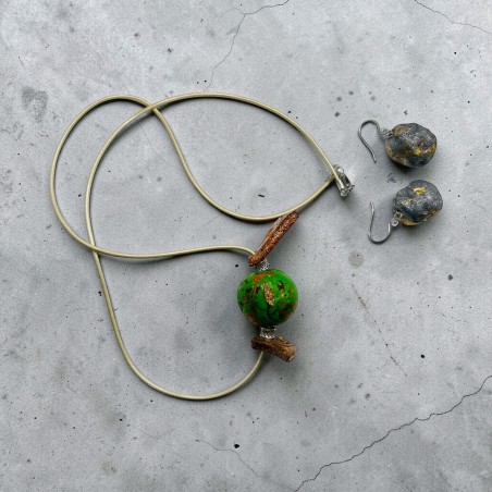 Set bijuterii realizat manual din lut polimeric, compus din pandantiv și cercei.
