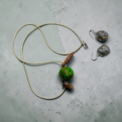 Set bijuterii realizat manual din lut polimeric, compus din pandantiv și cercei.