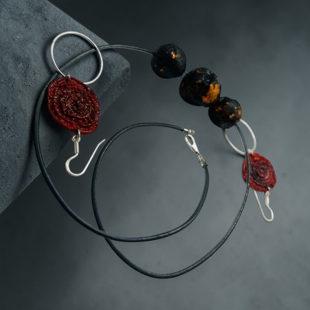 Set bijuterii realizat manual din lut polimeric, compus din pandantiv și cercei.