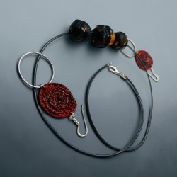 Set bijuterii realizat manual din lut polimeric, compus din pandantiv și cercei.