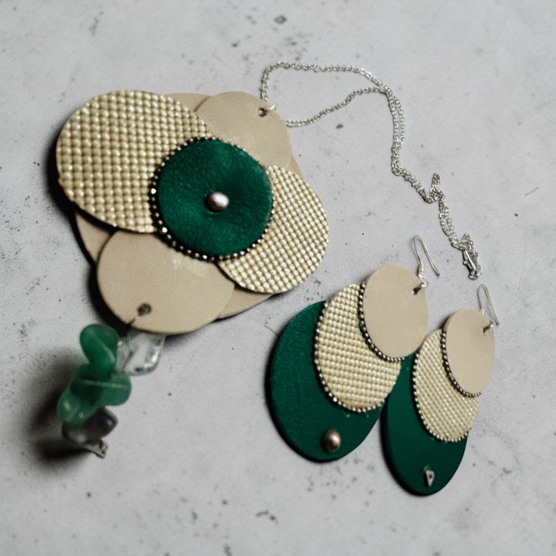 Set bijuterii realizat manual din piele naturala, compus din pandantiv și cercei, cu lanț de 46 cm.