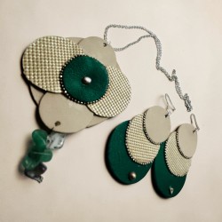 Set bijuterii realizat manual din piele naturala, compus din pandantiv și cercei, cu lanț de 46 cm.