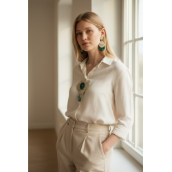 Set bijuterii realizat manual din piele naturala, compus din pandantiv și cercei, cu lanț de 46 cm.