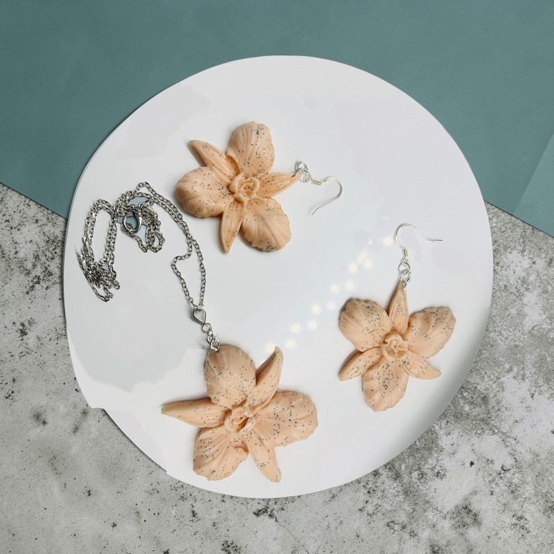 Set bijuterii realizat manual din lut polimeric, roz, compus din pandantiv și cercei, cu lanț de 46 cm.