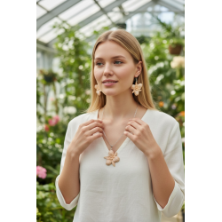 Set bijuterii realizat manual din lut polimeric, roz, compus din pandantiv și cercei, cu lanț de 46 cm.