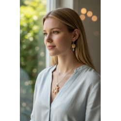 Set bijuterii realizat manual din lut polimeric, roz, compus din pandantiv și cercei, cu lanț de 46 cm.