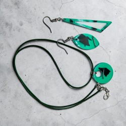 Set bijuterii realizat manual din rășină epoxidică, compus din pandantiv și cercei.