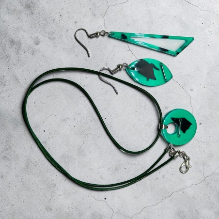 Set bijuterii realizat manual din rășină epoxidică, compus din pandantiv și cercei.