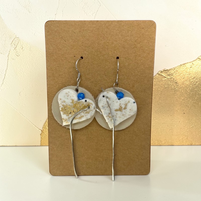 Cercei din piele naturală și lut polimeric.