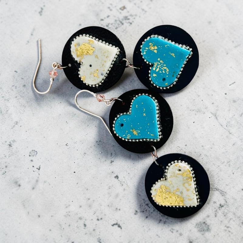 Cercei din piele naturală și lut polimeric.