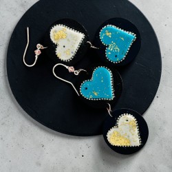 Cercei din piele naturală și lut polimeric.