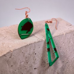 Set bijuterii realizat manual din rășină epoxidică, compus din pandantiv și cercei.