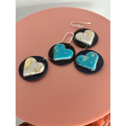 Cercei din piele naturală și lut polimeric.