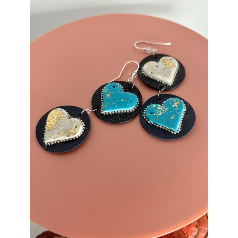 Cercei din piele naturală și lut polimeric.