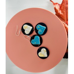 Cercei din piele naturală și lut polimeric.