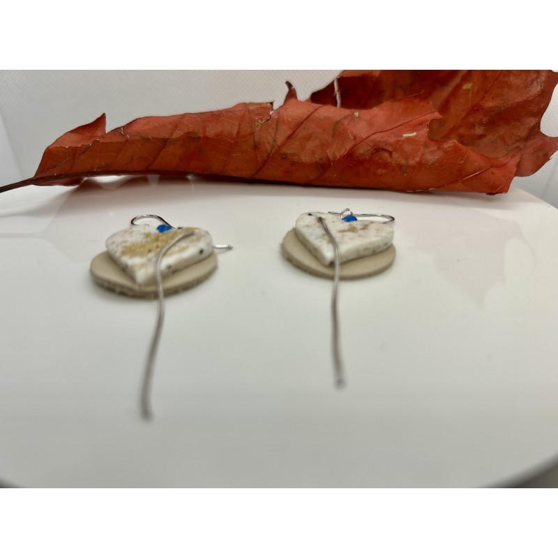 Cercei din piele naturală și lut polimeric.