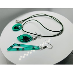 Set bijuterii realizat manual din rășină epoxidică, compus din pandantiv și cercei.