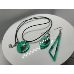 Set bijuterii realizat manual din rășină epoxidică, compus din pandantiv și cercei.