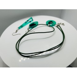 Set bijuterii realizat manual din rășină epoxidică, compus din pandantiv și cercei.