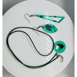 Set bijuterii realizat manual din rășină epoxidică, compus din pandantiv și cercei.