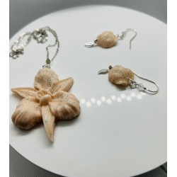 Set bijuterii realizat manual din lut polimeric, roz, compus din pandantiv și cercei, cu lanț de 46 cm.