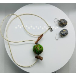 Set bijuterii realizat manual din lut polimeric, compus din pandantiv și cercei.