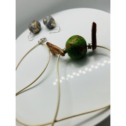 Set bijuterii realizat manual din lut polimeric, compus din pandantiv și cercei.